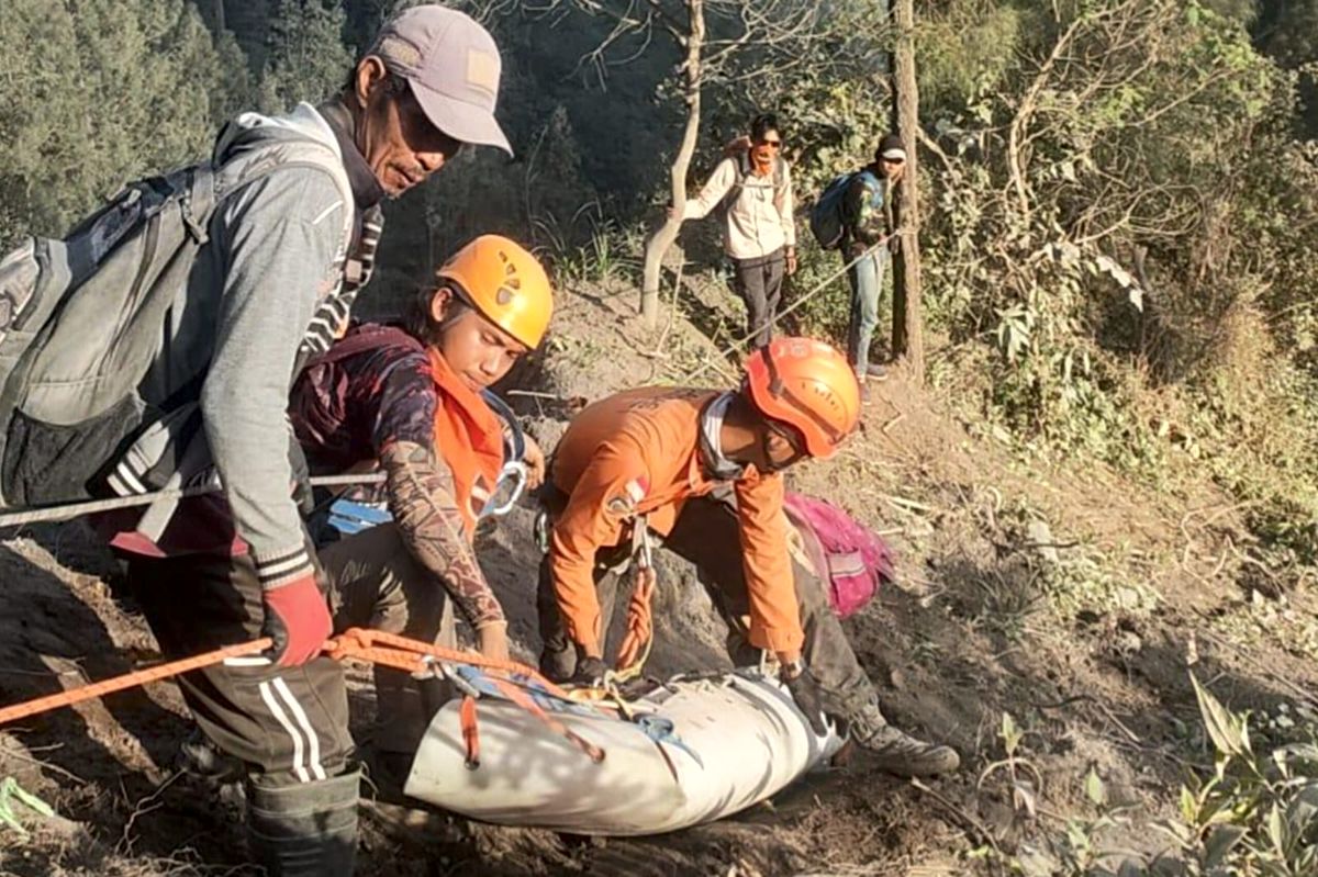 Tiga Pendaki Ilegal Gunung Semeru Berhasil Dievakuasi dengan Selamat