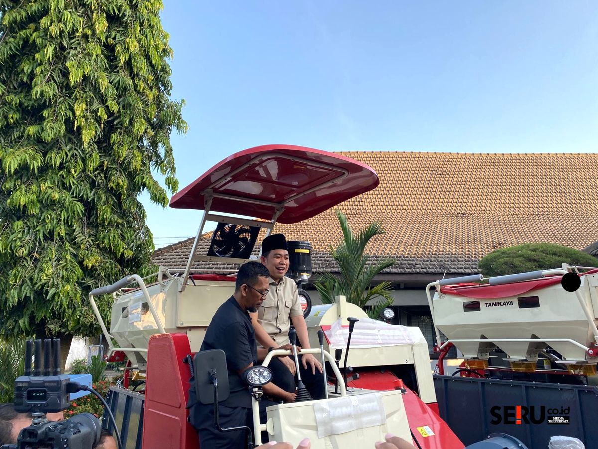 Bupati Fawait saat mencoba bantuan Alsintan bagi petani. (Seru.co.id/sgt) Genjot Sektor Pertanian Jember, Bupati Fawait Guyur Bantuan Oplah hingga 100 Unit Irigasi Perpompaan