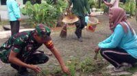 Babinsa Arjosari Koramil Blimbing dan Masyarakat Bergotong Royong Bersihkan Lingkungan