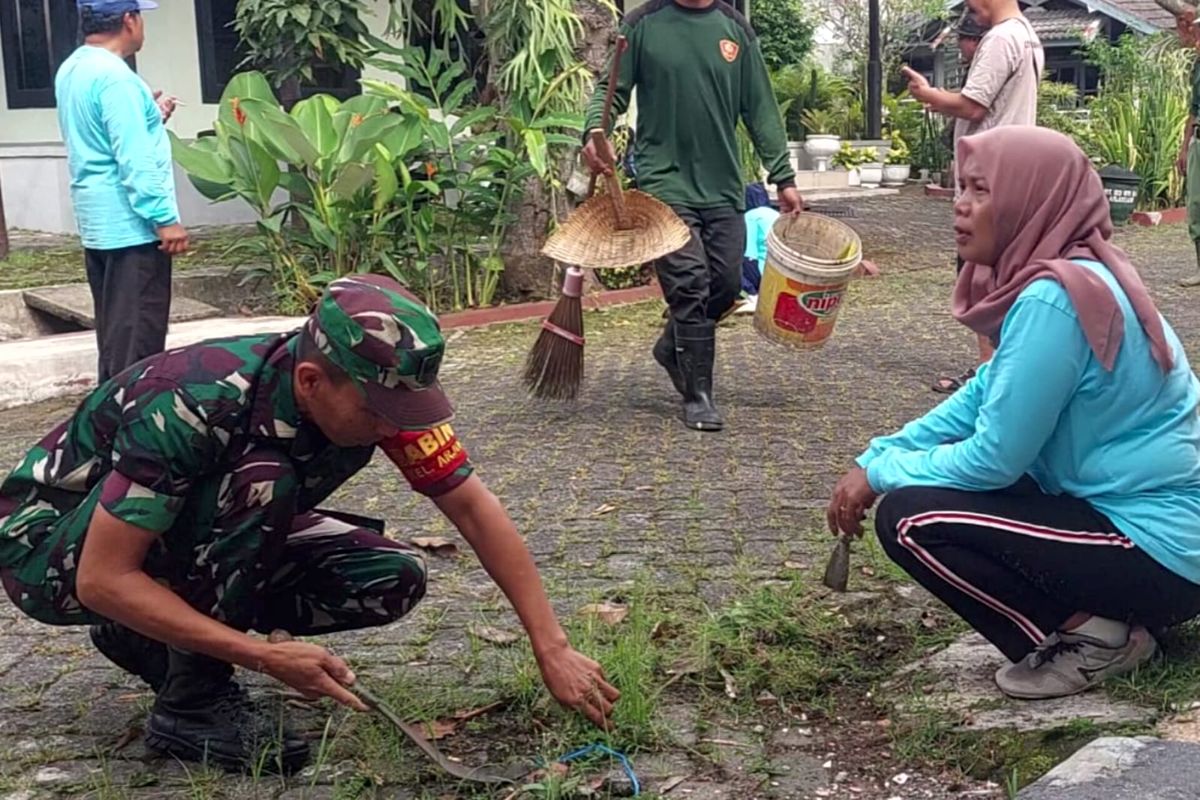 Babinsa Arjosari Koramil Blimbing dan Masyarakat Bergotong Royong Bersihkan Lingkungan