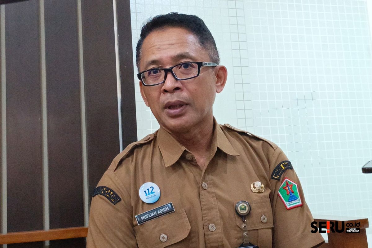 Kabid Pembinaan Pendidikan Dasar Disdikbud Kota Malang menjelaskan keluhan wali murid yang mendatangi Posko SPMB. (Seru.co.id/bas)