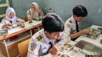 Pelajar di Kota Malang saat menerima MBG di sekolah. (Seru.co.id/bas) Enam SPPG di Kota Malang Kena Suspend IPAL, Ribuan Pelajar Tak Dapat MBG