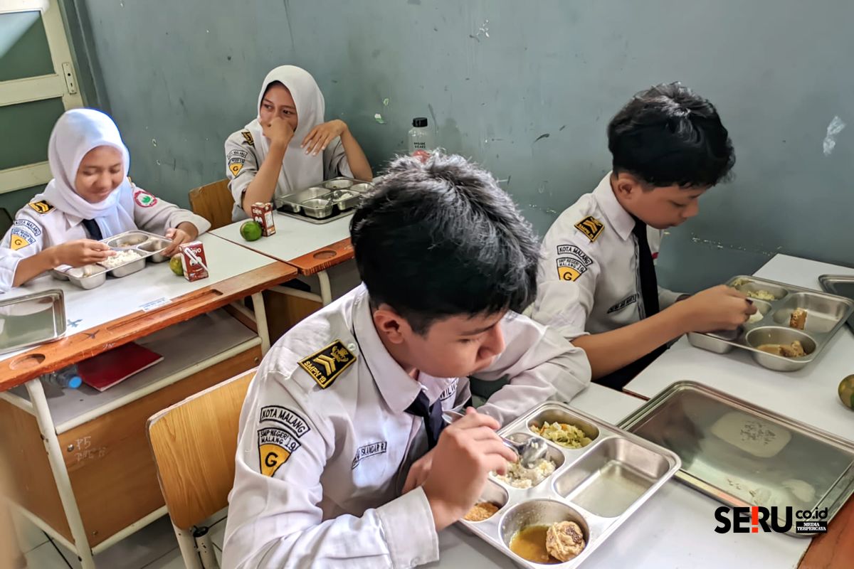 Pelajar di Kota Malang saat menerima MBG di sekolah. (Seru.co.id/bas) Enam SPPG di Kota Malang Kena Suspend IPAL, Ribuan Pelajar Tak Dapat MBG