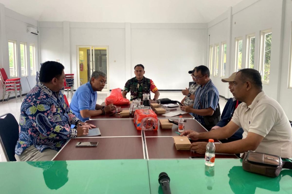 kegiatan Komsos yang digelar oleh Babinsa Lowokwaru bersama perangkat wilayah. (Ist) Babinsa Lowokwaru Tingkatkan Koordinasi Kamtibmas Melalui Komsos