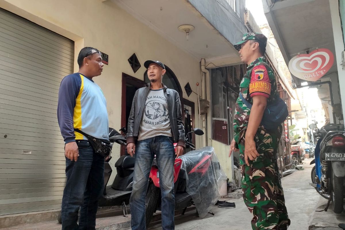 Lewat Komsos, Babinsa Mergosono Serap Aspirasi Warga dan Pantau Kondisi Kamtibmas