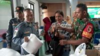Babinsa Koramil Blimbing dan Perangkat Kelurahan Berkolaborasi Distribusikan Bantuan Pangan