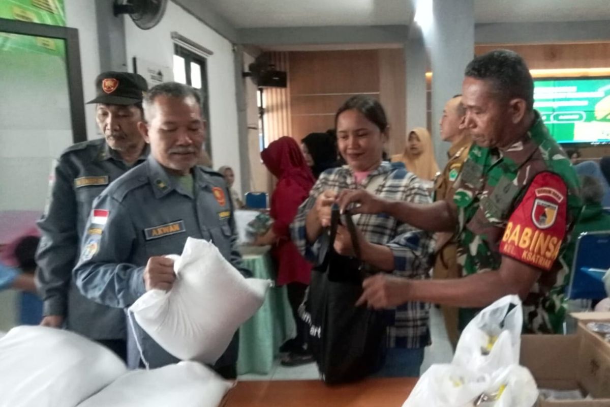 Kegiatan pendistribusian bantuan pangan kepada masyarakat yang dikawal oleh Babinsa Koramil Blimbing. (Ist) Babinsa Koramil Blimbing dan Perangkat Kelurahan Berkolaborasi Distribusikan Bantuan Pangan