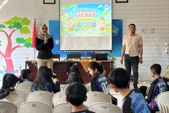 Antisipasi Modus Baru Peredaran Gelap Narkotika, Satresnarkoba Polres Batu Edukasi Siswa SD