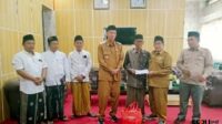 Wabup Sumenep saat memberikan bantuan pemulihan awal berupa uang tunai dan paket Sembako. (Seru.co.id/edo) Masyarakat Kepulauan Alami Bencana Kebakaran, Pemkab Sumenep Sigap Salurkan Bantuan Pemulihan