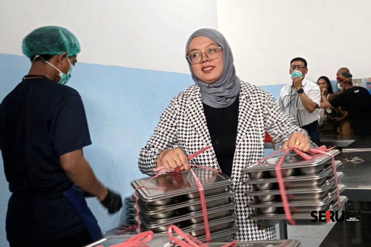 Petugas SPPG saat menyiapkan distribusi MBG. (Seru.co.id/bas) Baru 17.000 Bumil dan Balita Malang Dapat MBG, Percepatan Terhambat Pendataan hingga Dinamika Penolakan