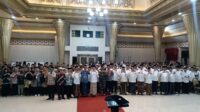 Foto bersama dengan Bupati Jember setelah pelantikan Forum Ponpes-Guru Ngaji. (Seru.co.id/sgt) Lantik Forum Ponpes-Guru Ngaji, Gus Fawait Sebut Keduanya Benteng Akhlak Bangsa