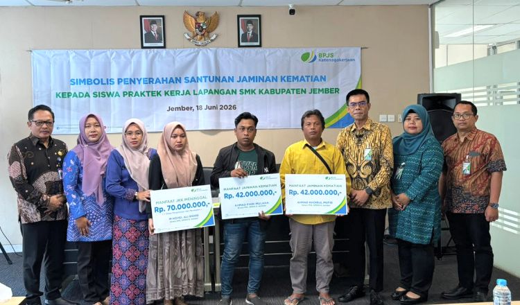 BPJS Ketenagakerjaan Cabang Jember menyerahkan santunan pada ahli waris Siswa PKL yang meninggal dunia, Kamis (18/6/2026). (Foto: Dok/Humas BPJS Ketenagakerjaan Cabang Jember) BPJS Ketenagakerjaan Jember Serahkan Santunan pada Ahli Waris Siswa PKL