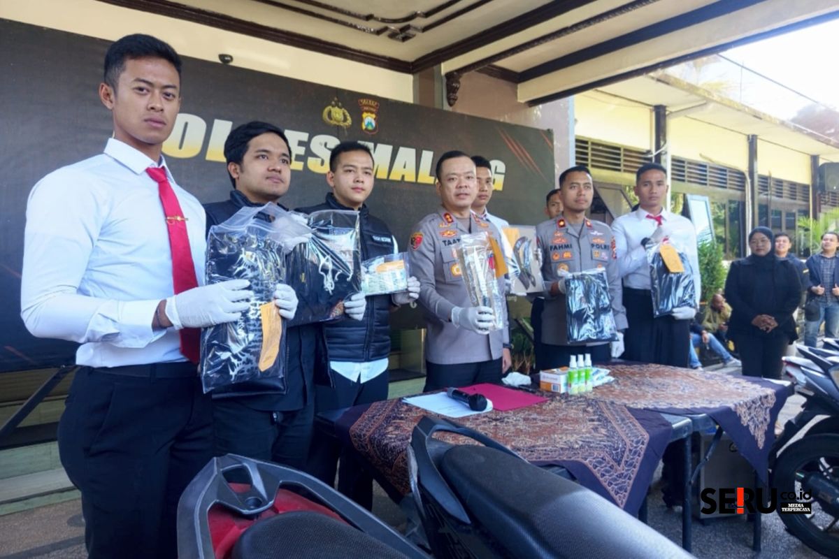 Rilis ungkap kasus kepemilikan senjata tajam di Polres Malang. (Seru.co.id/wul) Kedapatan Simpan Sajam, Dua Pemuda Diringkus Saat Penyekatan Pengamanan Malam Satu Suro