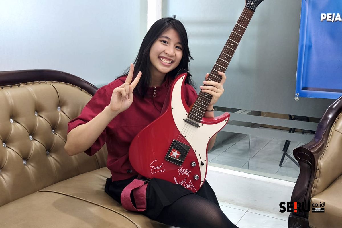 Berawal dari Konten Viral 'Melompat Lebih Tinggi', Gadis Multitalenta Asal Malang Sukses Temui Idolanya Sheila On 7 di Malang 1 Berawal dari Konten Viral 'Melompat Lebih Tinggi', Gadis Multitalenta Asal Malang Sukses Temui Idolanya Sheila On 7 di Malang