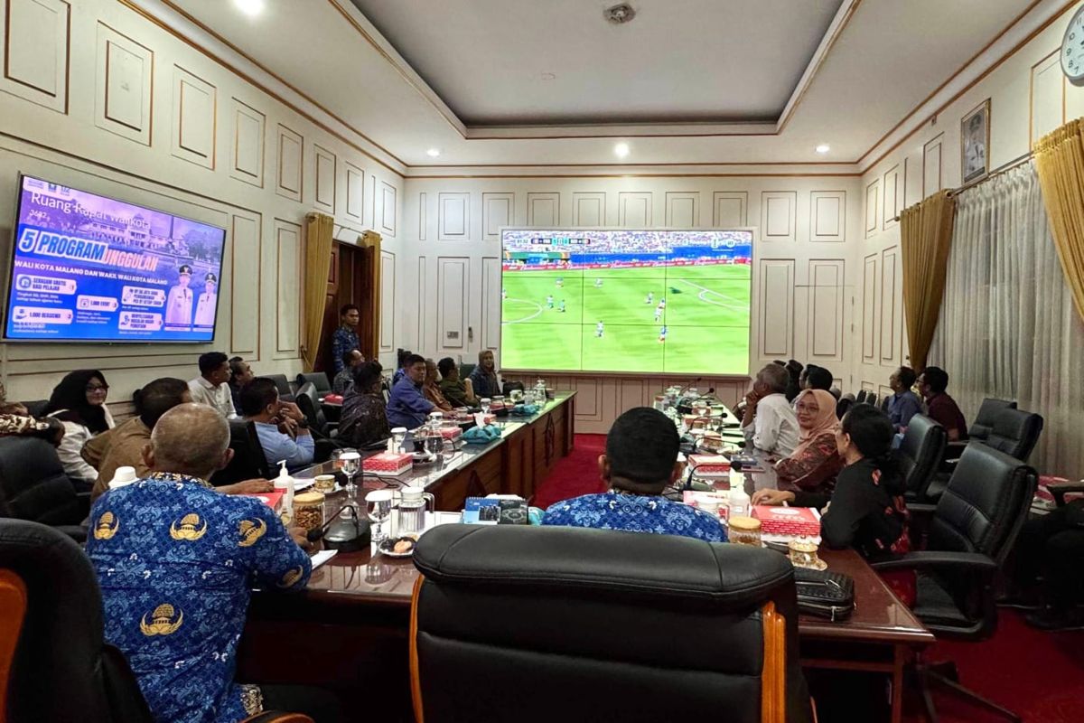 Pemkot Malang menggencarkan Nobar Piala Dunia 2026 untuk menggerakkan ekonomi UMKM. (pro) Demam Piala Dunia 2026, Layar Hiburan Rakyat jadi Penggerak Ekonomi Kota Malang