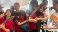 Kei Delilah saat bertemu idolanya Duta SO7 dan saat Eross SO7 memberikan kenang-kenangan. (dik) Berawal dari Konten Viral 'Melompat Lebih Tinggi', Gadis Multitalenta Asal Malang Sukses Temui Idolanya Sheila On 7 di Malang