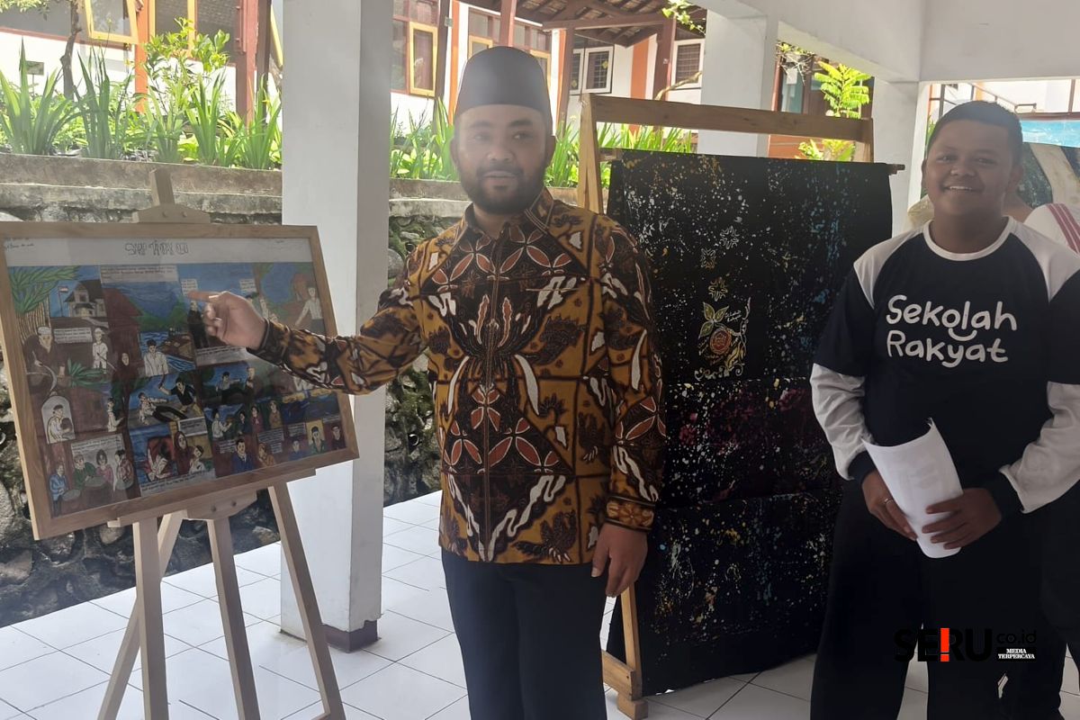 Wawali Batu H. Heli Suyanto SH MH kagum dengan gambar komik cerita rakyat yang dibuat oleh Siswa. (Seru.co.id/dik)
