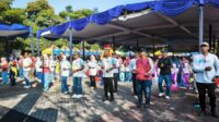 Wali Kota Batu didampingi Bunda PAUD dan Kepala Dinas Pendidikan Kota Batu mengajak senam pagi bersama anak-anak di Balai Kota Among Tani. (ist) Meriah! Peringatan HAN 2026 di Kota Batu Diikuti Ribuan Anak, Balai Kota Jadi Ruang Ekspresi
