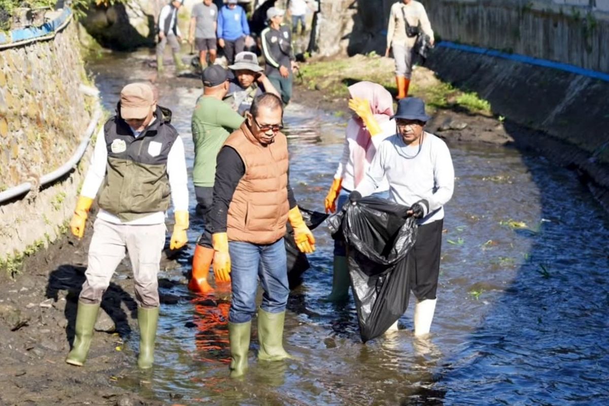 Batu Greenation: Langkah Progresif Pemkot Batu Bangun Industri Pengelolaan Sampah Sirkular 1 Salah satu kegiatan mendukung kebersihan lingkungan Kota Batu dengan Jumat Bersih. (DLH Batu)