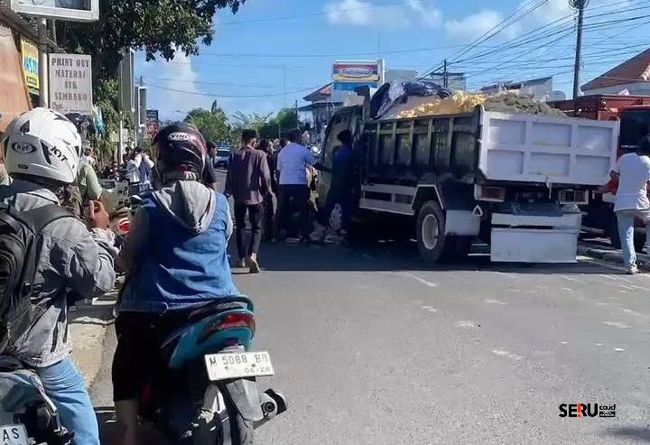 Terlihat dari belakang, Dump Truck bermuatan Galian C yang menabrak mahasiswa UIN Madura. (Seru.co.id/udi) Mahasiswi UIN Madura Terlindas Truk Pengangkut Galian C hingga Tewas