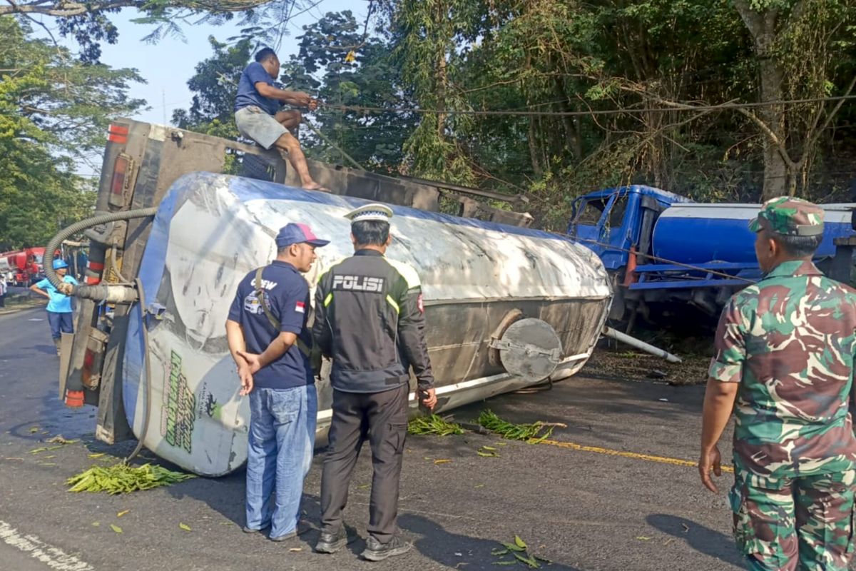 Hendak Menyalip Pria Kalipare Tewas Tertimpa Tangki Truk di Karangkates