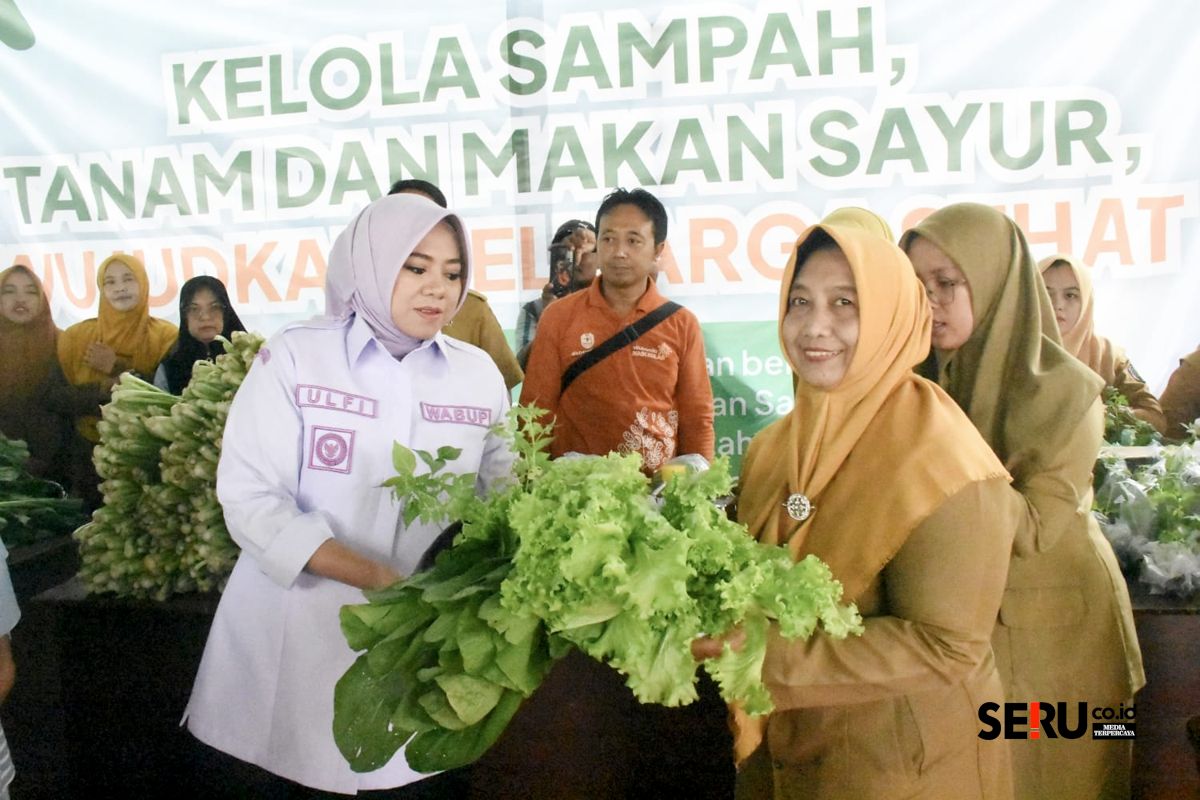 Wabup Ulfiyah saat membagikan sayuran sawi gratis kepada masyarakat di Dispertangan. (Seru.co.id/aza) Pemkab Situbondo Bagikan Sayur Sawi Organik Gratis