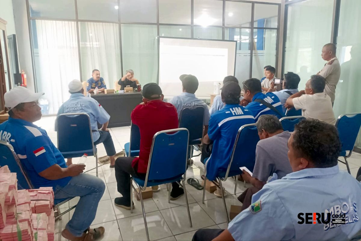 Sopir angkot mendatangi kantor Dishub Kota Malang menolak rencana pembukaan koridor 2 Trans Jatim. (Seru.co.id/bas) Sopir Angkot Kota Malang Ramai-ramai Tolak Koridor 2 Trans Jatim, Minta Koridor 1 Dievaluasi Dulu