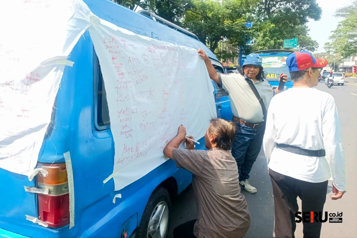 Sopir Angkot Kota Malang Ramai-ramai Tolak Koridor 2 Trans Jatim, Minta Koridor 1 Dievaluasi Dulu 1 Sopir angkot menandatangani penolakan terhadap koridor 2 Trans Jatim. (Seru.co.id/bas)