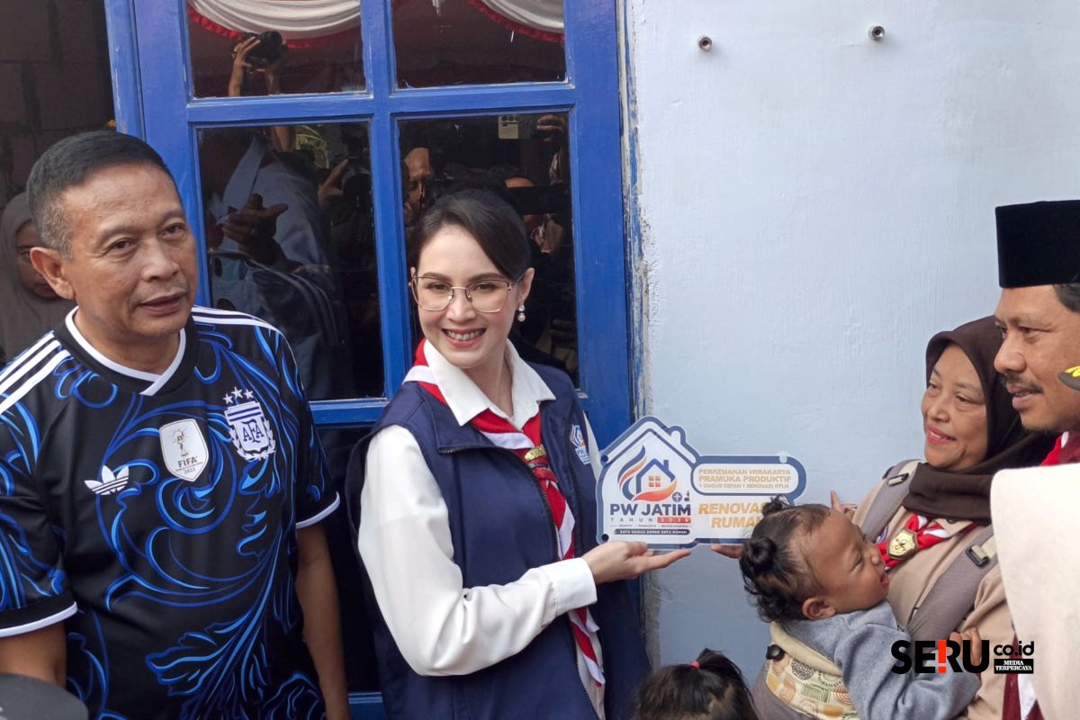 Arumi Bachsin menyerahkan plakat bantuan renovasi rumah kepada istri Adi, Hanim Ainun Jariah. (Seru.co.id/bas) Berkat Bedah Rumah Pramuka, Keluarga Adi Tak Lagi Tinggal di Rumah Berdinding Banner