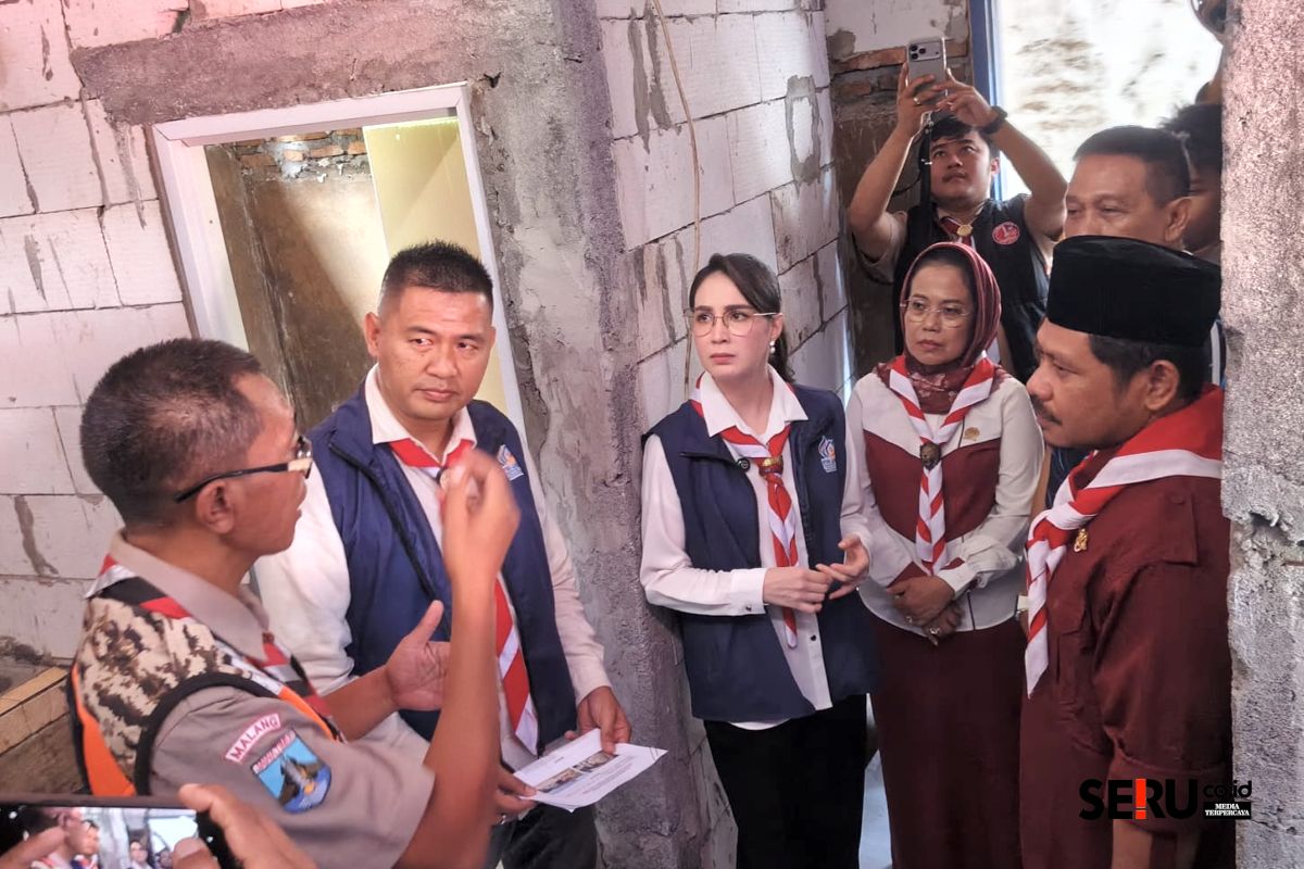 Berkat Bedah Rumah Pramuka, Keluarga Adi Tak Lagi Tinggal di Rumah Berdinding Banner 1 Arumi Bachsin bersama Wali Kota Malang dan Adi Dharma Sisworo mengecek kondisi area dalam rumah. (Seru.co.id/bas)