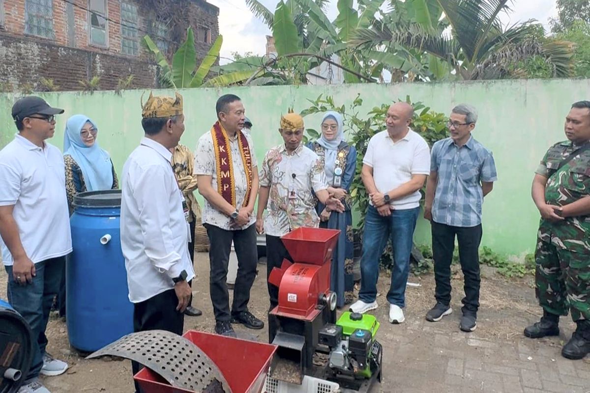 Wali Kota Malang meninjau pengolahan pupuk kompos dari alat pencacah yang diusulkan RT Berkelas. (pro)