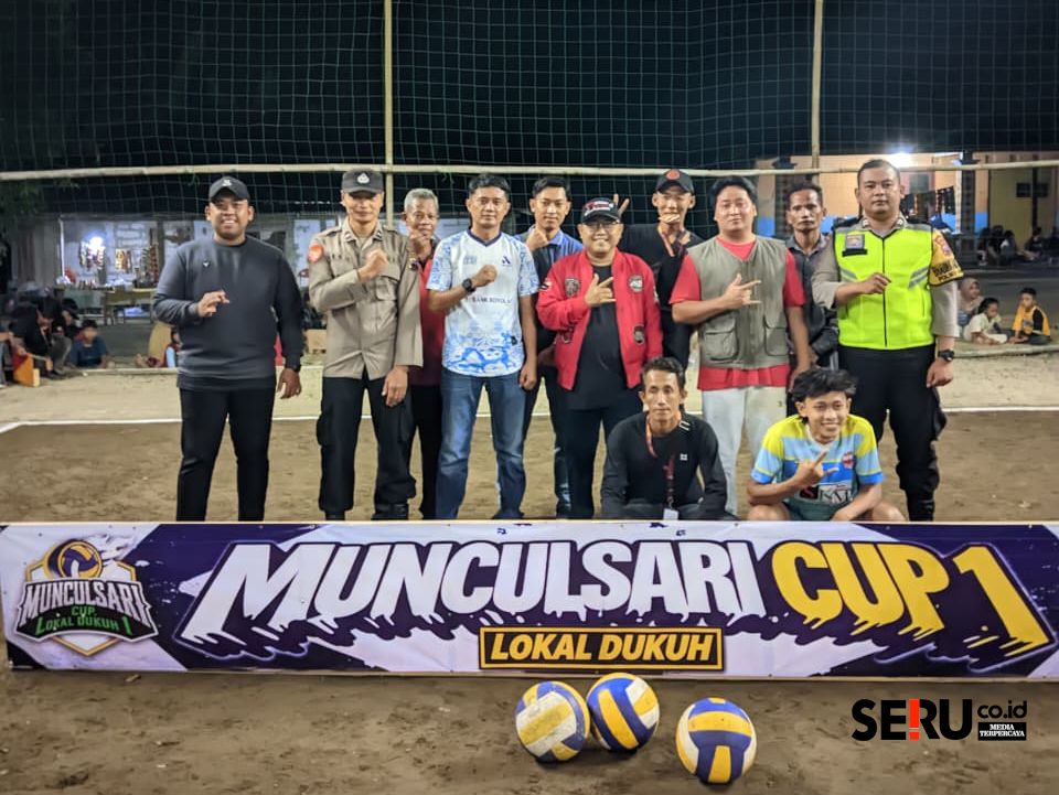 Anggota DPRD Kabupaten Boyolali Eko Budi Ristiyanto, SM. SMi didampingi perangkat Desa Kunti dan Polsek Andong. (Seru.co.id/gts) Turnamen Bola Voli Desa Kunti Boyolali Jadi Wadah Positif bagi Generasi Muda