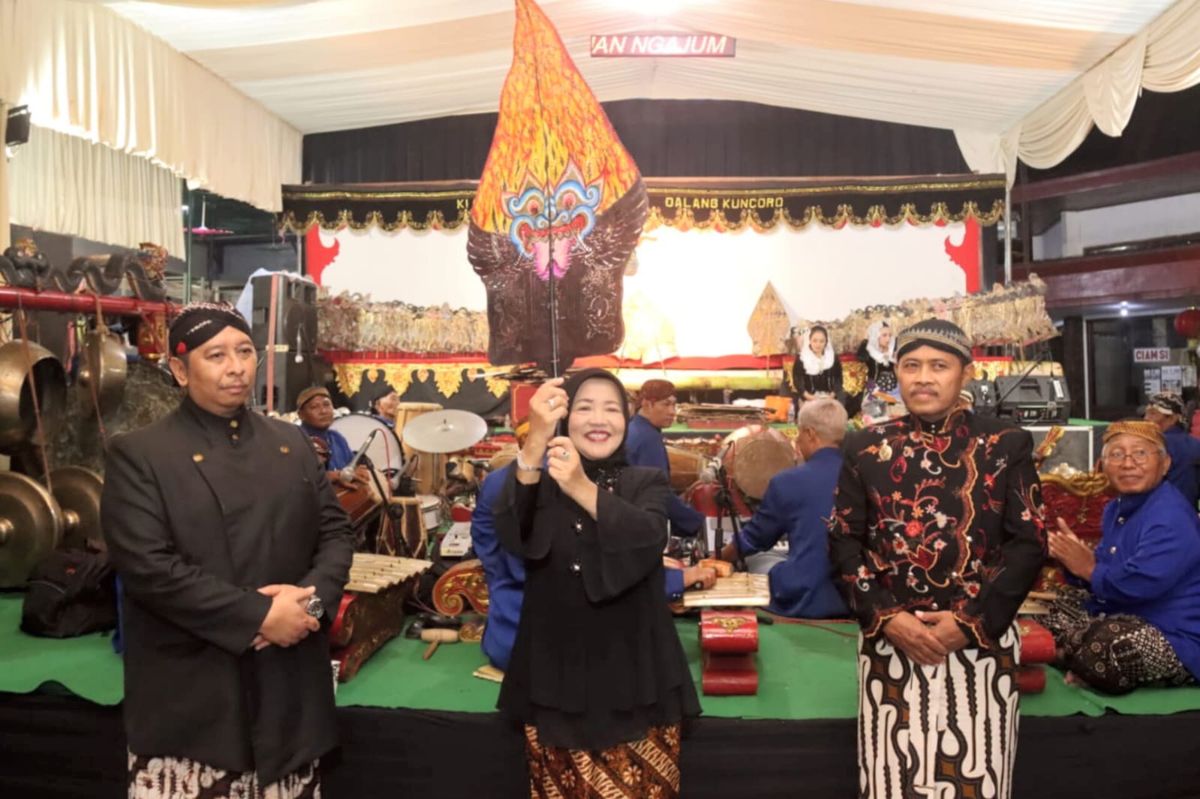 Wakil Bupati Malang, Lathifah Shohib dalam gelaran wayang kulit salah satu gelaran kegiatan 12 Suro Pesarean Gunung Kawi dan memperingatkan Haul Eyang Djoego ke-155 serta eyang R. M Imam soedjono ke-148. (ist) Wabup Malang Apresiasi Warga Wonosari Rawat dan Lestarikan Warisan Budaya Gunung Kawi