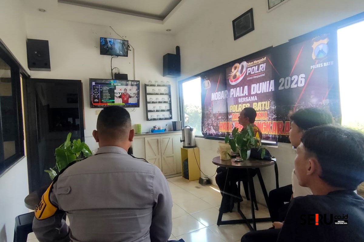 Nobar Piala Dunia 2026 bersama Polres Batu di Pusat Oleh-oleh Buah Tangan, Mojorejo, Kecamatan Junrejo, Kota Batu. (Seru.co.id/dik) Lewat Nobar Piala Dunia, Polres Batu Pererat Hubungan Humanis dengan Warga