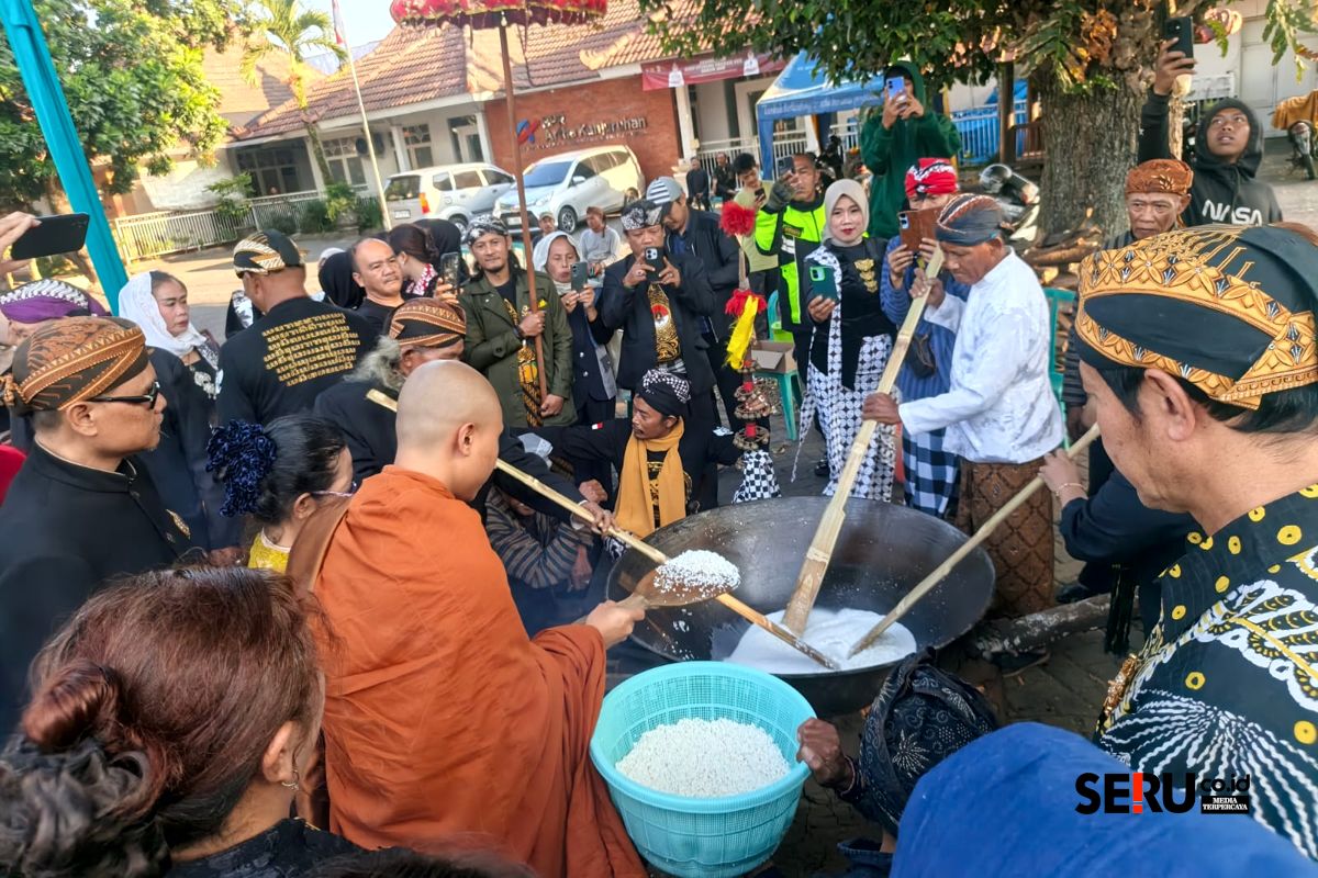 Masyarakat Adat Singhasari mengajak masyarakat guyub lewat pembuatan Jenang Suro. (Seru.co.id/bas) Guyub Lewat Jenang Suro, Masyarakat Adat Singhasari Rawat Tradisi dan Persatuan Bangsa
