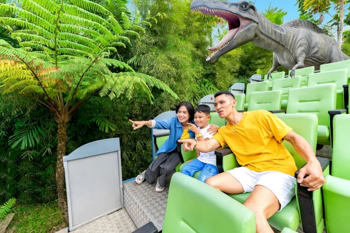 Keseruan Kereta 5 Zaman membawa pengunjung. (dok. JTP 3) Rasakan Sensasi Petualangan Waktu Spektakuler! Jelajahi 5 Zaman Prasejarah di Dino Park Jatim Park 3 dengan Kereta