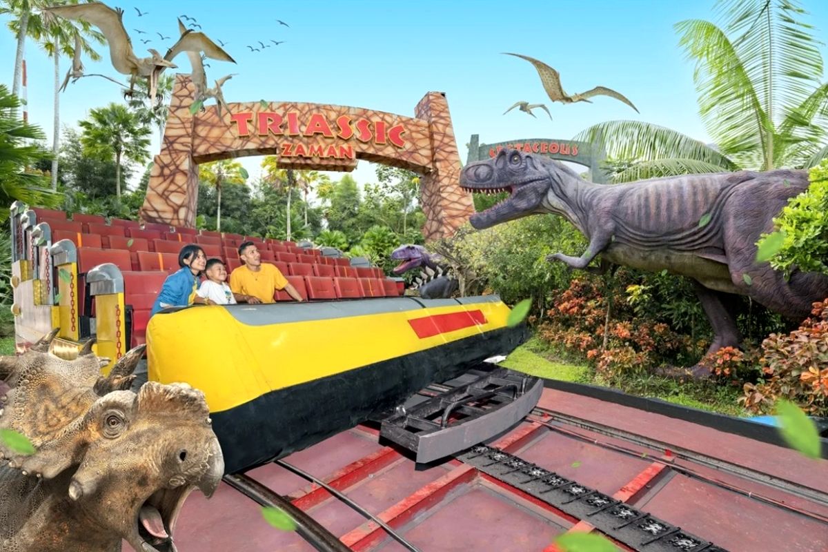 Rasakan Sensasi Petualangan Waktu Spektakuler! Jelajahi 5 Zaman Prasejarah di Dino Park Jatim Park 3 dengan Kereta 1 Kereta 5 Zaman saat menelusuri zona replika kehidupan Dinosaurus. (dok.JTP 3)
