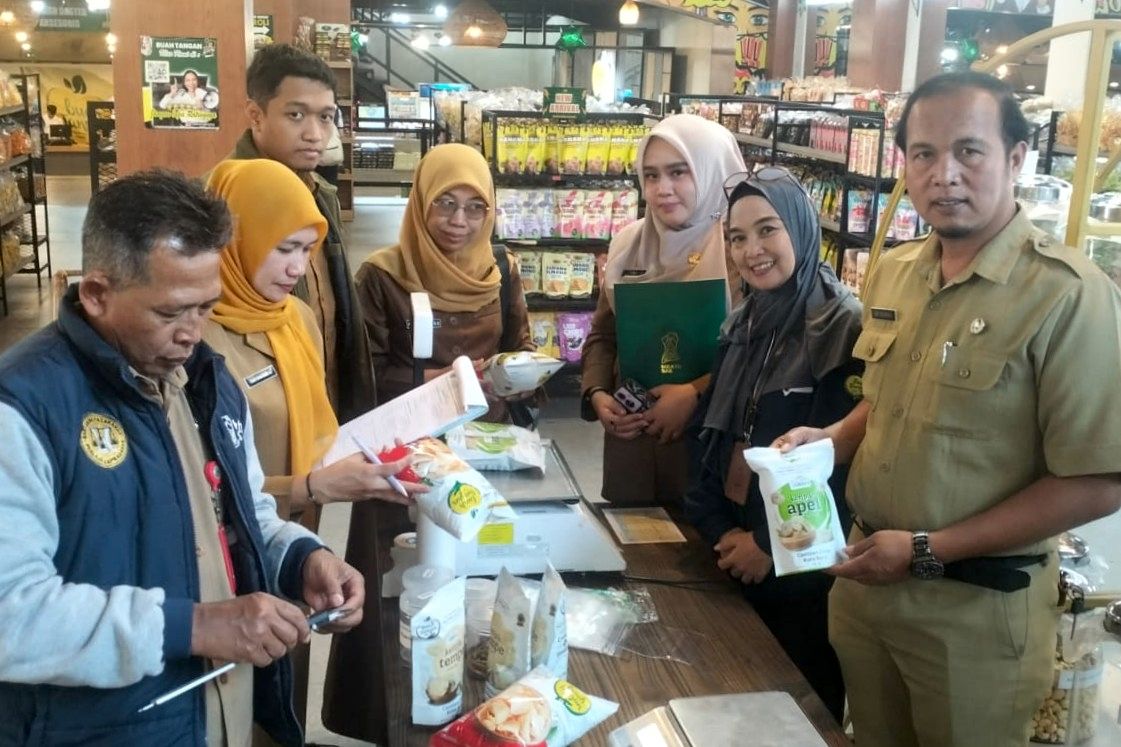 Petugas di Diskumperindag Batu melakukan inspeksi di salah satu pusat penjualan Oleh-oleh di Kota Batu. (dok.Bid Perdagangan) Diskumperindag Batu Pantau Pusat Penjualan Oleh-oleh, Lindungi Hak Konsumen