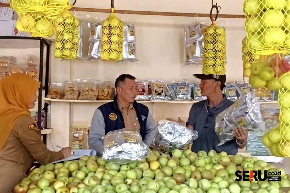 Diskumperindag Batu Pantau Pusat Penjualan Oleh-oleh, Lindungi Hak Konsumen 1 Petugas dari Diskumperindag Batu melakukan kegiatan pemeriksaan barang dan tera timbangan di pusat Oleh-oleh. (Seru.co.id/dik)