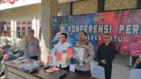 Kasat reskrim Polres Batu (Kemeja Putih) dan PS Kasi Humas Polres Batu (berseragam Polisi) menunjukkan Barang Bukti kejahatan. (dok. Humas Polres Batu). Usai Selidiki Laporan Warga, Tim URC Polres Batu Ringkus Dua Penadah Motor Curian