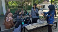 Demonstrasi Pembuatan Pupuk Organik Cair (POC) Mahasiswa MBKM PSDKU Universitas Brawijaya Kediri Sosialisasikan Pembuatan Pupuk Organik Cair (POC) kepada Kelompok Wanita Tani Desa Kauman
