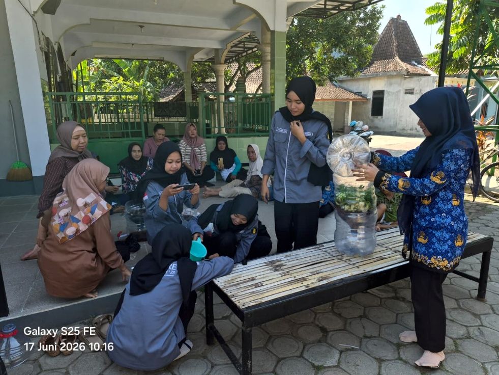 Mahasiswa MBKM PSDKU Universitas Brawijaya Kediri Sosialisasikan Pembuatan Pupuk Organik Cair (POC) kepada Kelompok Wanita Tani Desa Kauman