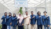 Mahasiswa Program Studi Agribisnis MBKM PSDKU Universitas Brawijaya Kediri berfoto bersama Ketua P4S Hikmah Farm, Ririen Sariningtin S. E, dan mentor diklat usai kegiatan pengenalan awal lingkungan di P4S Hikmah Farm, Pare, Kabupaten Kediri. Tingkatkan Kompetensi di Bidang Pertanian Hidroponik, Mahasiswa MBKM PSDKU Universitas Brawijaya Kediri Peroleh Pengalaman Praktis di P4S Hikmah Farm Pare Kediri