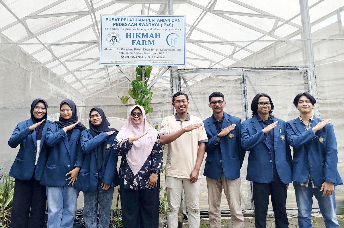 Mahasiswa Program Studi Agribisnis MBKM PSDKU Universitas Brawijaya Kediri berfoto bersama Ketua P4S Hikmah Farm, Ririen Sariningtin S. E, dan mentor diklat usai kegiatan pengenalan awal lingkungan di P4S Hikmah Farm, Pare, Kabupaten Kediri. Tingkatkan Kompetensi di Bidang Pertanian Hidroponik, Mahasiswa MBKM PSDKU Universitas Brawijaya Kediri Peroleh Pengalaman Praktis di P4S Hikmah Farm Pare Kediri