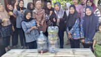 foto 2 Mahasiswa MBKM PSDKU Universitas Brawijaya Kediri Kenalkan TONGKAS, Inovasi Tong Komposter dari Galon Bekas kepada KWT Rahayu Berkah Kauman, Tulungagung