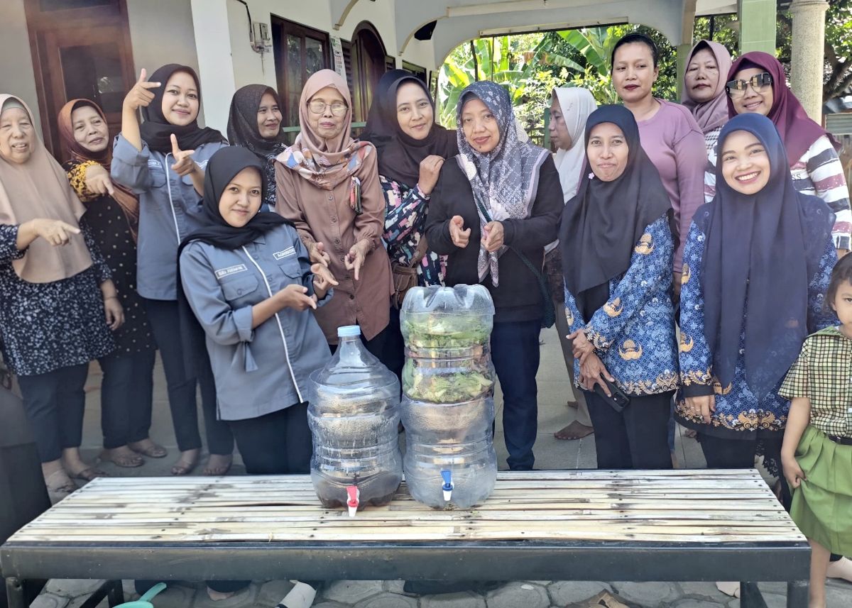 foto 2 Mahasiswa MBKM PSDKU Universitas Brawijaya Kediri Kenalkan TONGKAS, Inovasi Tong Komposter dari Galon Bekas kepada KWT Rahayu Berkah Kauman, Tulungagung