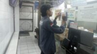 Mahasiswa Magang Berdampak PSDKU UB Kediri saat mendampingi distribusi sayuran hidroponik PT Sanjaya Mirai Hidroponik ke Golden Swalayan Kediri. (Dok.Restu /Mahasiswa PSDKU UB Kediri) Mahasiswa Magang Berdampak PSDKU UB Kediri Pelajari Rantai Pasok Sayuran Hidroponik dari Greenhouse hingga Konsumen
