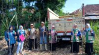 foto Mahasiswa MBKM Universitas Brawijaya Kediri Amati Dampak Dropping Bibit Tebu Program Bongkar Ratoon bagi Petani Tebu di Kecamatan Kandat