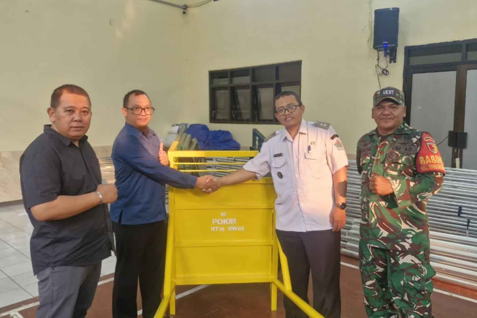 Babinsa Bandungrejosari Turut Dampingi Penyerahan Belanja Barang Sarana dan Prasarana Bagi Masyarakat
