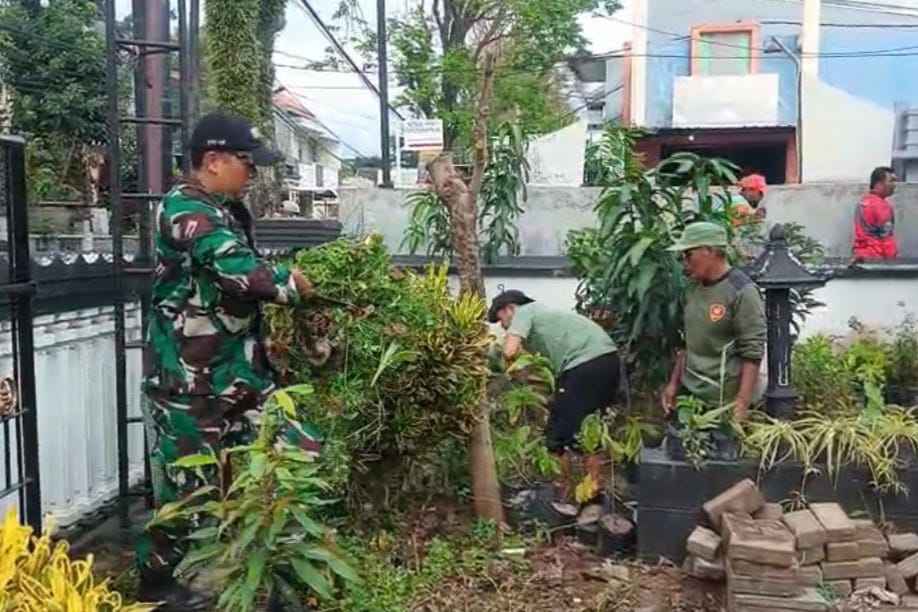 lowokwaru 3_11zon Peduli Lingkungan, Babinsa Lowokwaru dan Warga Bersihkan Fasum di Tunggulwulung
